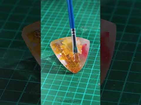 Blend with the nature with this plant pendant out of a heel 👠