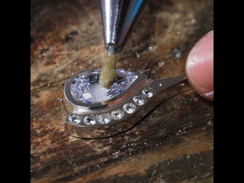 Hide your ugly earbud with this diamond jewellery case 💎 #shorts