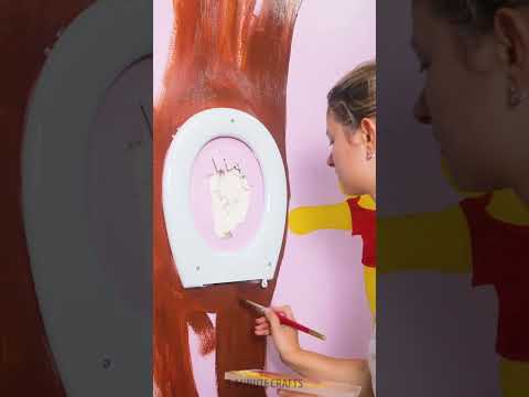 The most popular way to draw art on the wall using a toilet seat! 🎨