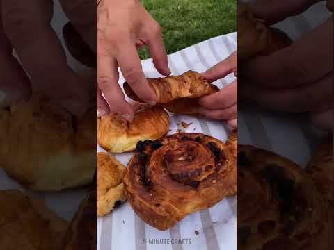 French picnic under the Eiffel Tower 🥖🍷 Wait till the end for the amazing fireworks 🎆 #shorts