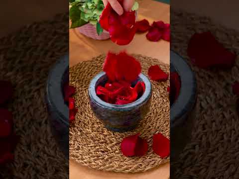 She made natural lipstick out of flowers🌹 #diy #makeup #natural #shorts