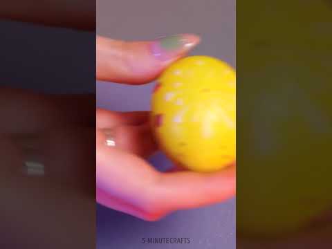 Colouring an Easter egg with wax in an ancient technique 🐣🪺