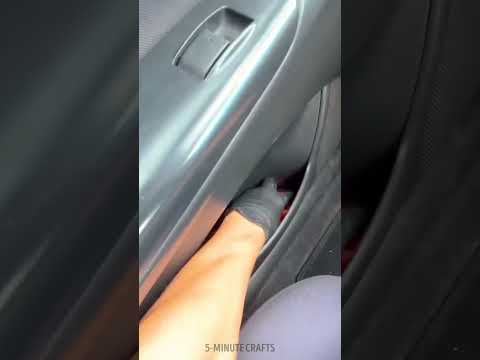 This guy made a mouthwatering and delicious burger in the car! 🍔