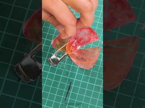 She made a unique hairpin for her friend with epoxy 🌸