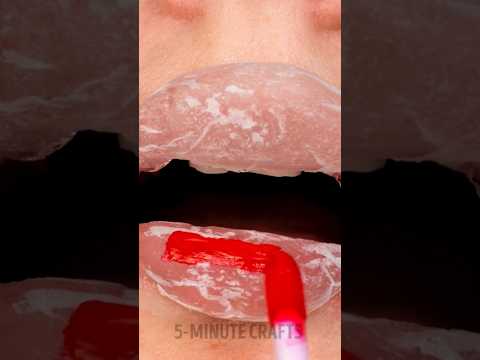 DIY BIG lips in seconds👄 Perfect for your next Insta photo #beautyhacks #5minutecrafts