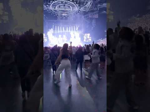 She did MY choreo at the DUA LIPA concert!! #dualipa