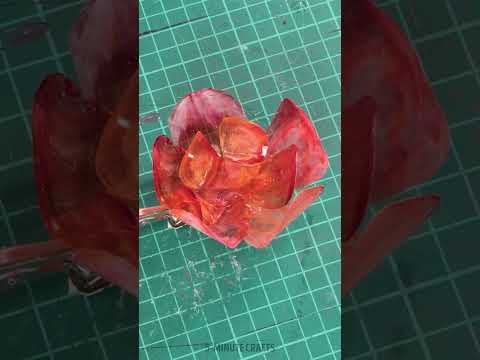 She made a unique hairpin for her friend with epoxy 🌸