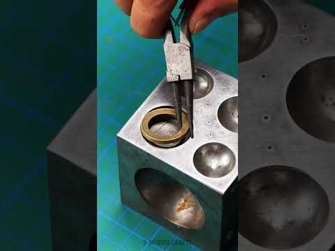 She discovered a funny coin 🪙 trick 💡